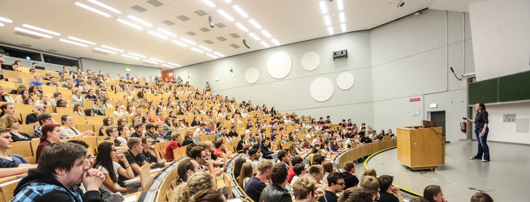 Students sitting in a lecture in the lecture hall.